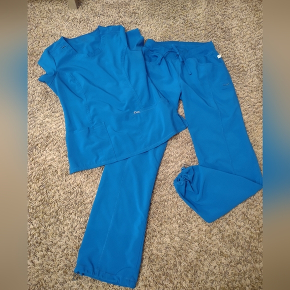 Cherokee Infinity Scrub Set - Picture 3 of 4